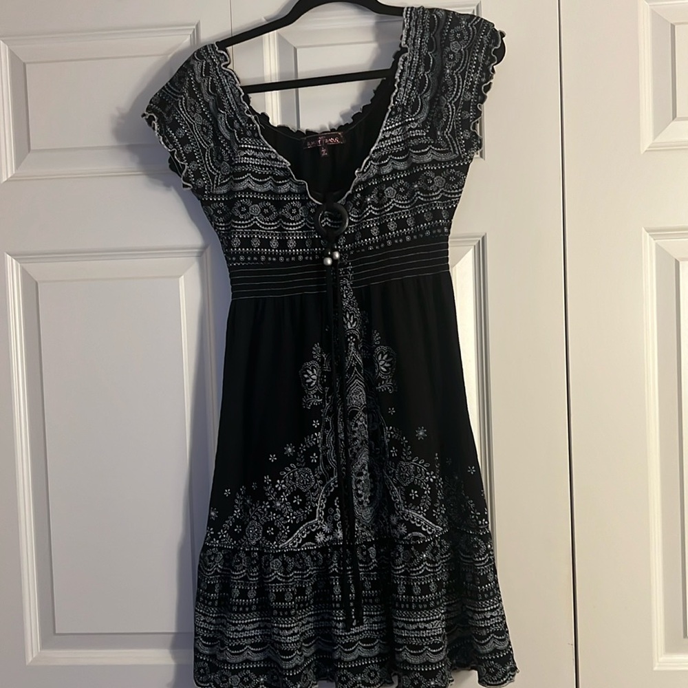 Women's knee length dress. Excellent condition. Size L. Black and white.